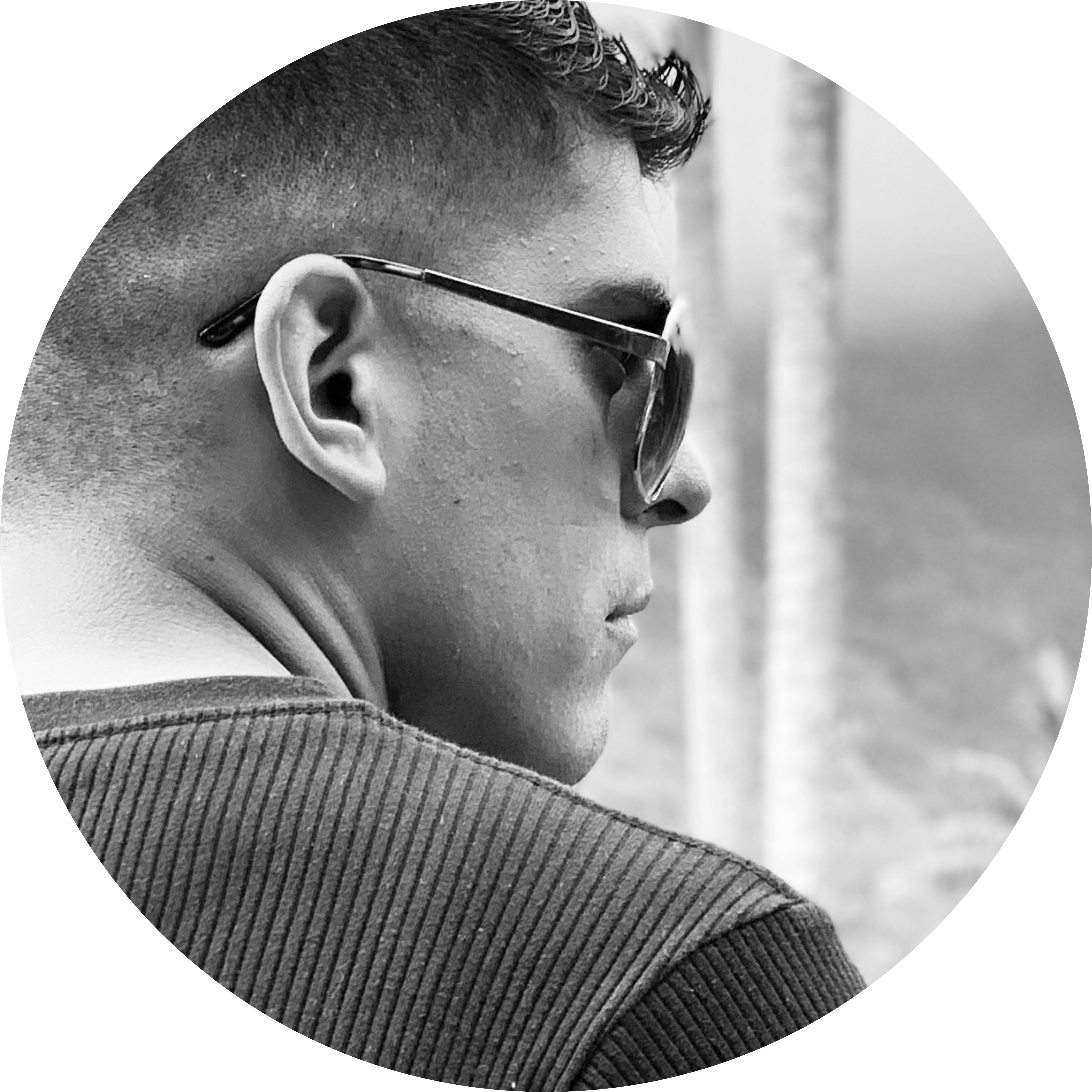 Una fotografia de David Salgado en blanco y negro de espaldas